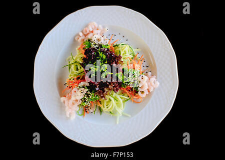 frisches Gemüse-Salat mit Garnelen Stockfoto