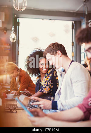 Menschen lesen Magazin und mit digital-Tablette im café Stockfoto