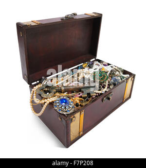 hölzerne Schatztruhe mit Wertsachen und Schlüssel, isoliert über weißer Hintergrund Stockfoto