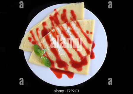 Pfannkuchen mit Erdbeermarmelade Minze dekoriert Stockfoto