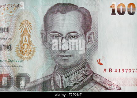 100 Baht Thai Banknote zeigt ein Porträt von König Bhumibol Adulyadej (geb. 1927), König von Thailand. Er ist auch bekannt als Rama IX, wie er der neunte Herrscher der Chakri-Dynastie ist. Stockfoto