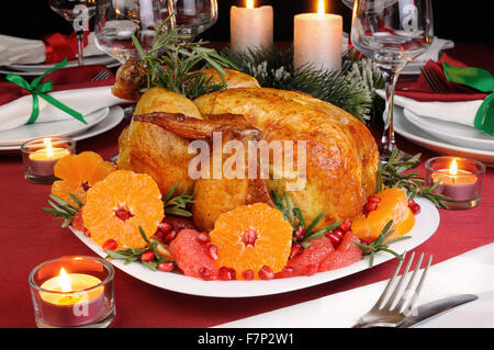 Gebackenes Huhn mit Mandarine, Grapefruit, Granatapfel auf den Weihnachtstisch Stockfoto