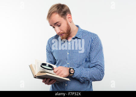 Porträt des jungen Mannes Buch mit Lupe auf einem weißen Hintergrund isoliert Stockfoto