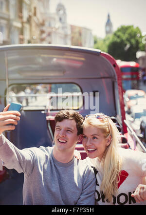 Paar nehmen Selfie auf Doppeldecker-Bus in London Stockfoto
