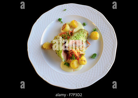 Gebratenes Lachsfilet mit Savoy Kohl, Kartoffeln, Gemüse in Weißweinsauce Stockfoto