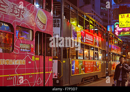 Horizontale Ansicht der berüchtigten Trams in der Nacht in Hong Kong. Stockfoto