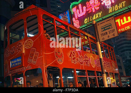 Horizontale Ansicht der berüchtigten Trams in der Nacht in Hong Kong. Stockfoto