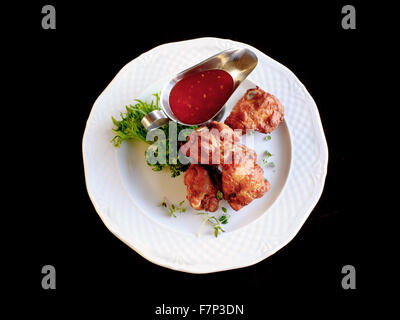 würzig gebratene Hähnchenflügel mit sauce Stockfoto