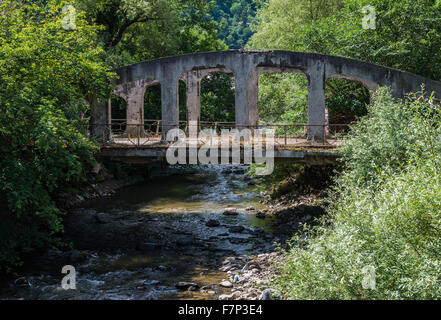 Alte Brücke in Borjomi Ferienort, Samzche-Dschawacheti Region in Georgien Stockfoto