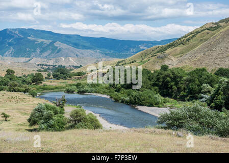 auf dem Weg nach Vardzia Höhle Kloster im Aspinser Bezirk, Region Samzche-Dschawacheti, Georgia. Ansicht mit Fluss Kura Stockfoto