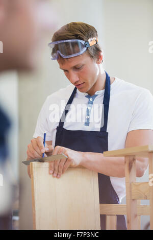 Tischler Holz in Werkstatt messen Stockfoto