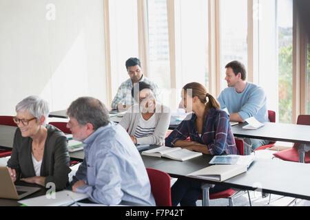 Erwachsenenbildung-Studenten arbeiten paarweise im Klassenzimmer Stockfoto