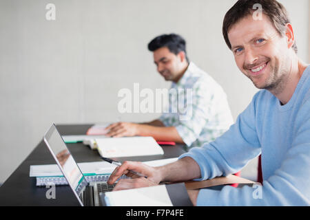 Porträt zuversichtlich Mann am Laptop in Erwachsenenbildung Klassenzimmer Stockfoto