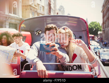 Paar nehmen Selfie auf Doppeldecker-Bus, London, Vereinigtes Königreich Stockfoto