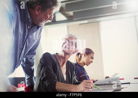 Studierende diskutieren Hausaufgaben in Erwachsenenbildung Klassenzimmer Stockfoto