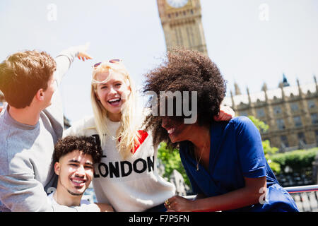 Begeisterte Freunde lachte und zeigte auf den Glockenturm Big Ben, London, Vereinigtes Königreich Stockfoto