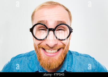 Lustige positive fröhliche bärtiger junger Mann in runden Gläsern isoliert auf weißem Hintergrund Stockfoto