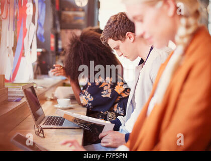 Menschen Sie arbeiten und trinken Kaffee hintereinander im café Stockfoto