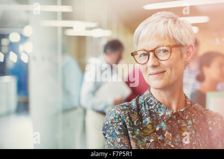 Porträt lächelnd senior Geschäftsfrau im Büro Stockfoto
