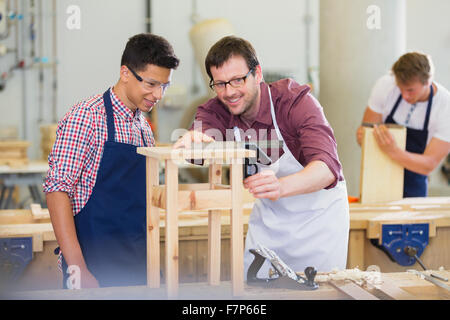 Tischler Holz in Werkstatt messen Stockfoto