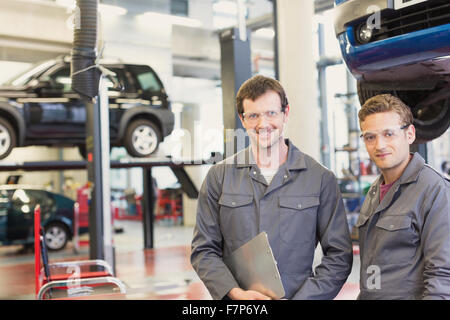 Porträt zuversichtlich Mechanik in Autowerkstatt Stockfoto