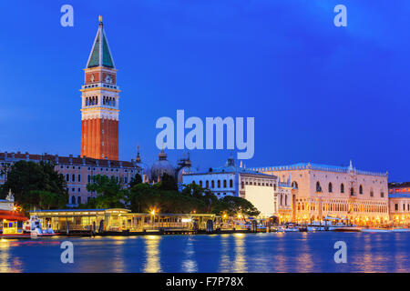 Venedig, Italien. Dogenpalast und Markusplatz Campanile. Stockfoto