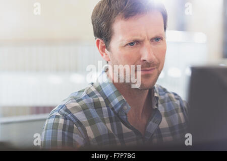 Konzentrierte sich Geschäftsmann arbeiten am computer Stockfoto