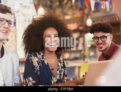 Lachen mit Laptop im café Stockfoto