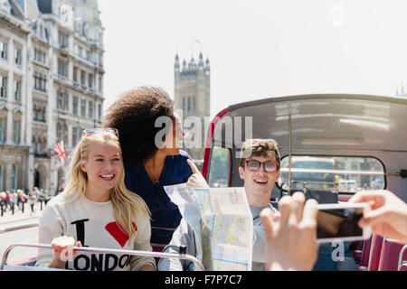 Freunde mit Karte Reiten Doppeldecker-Bus, London, Vereinigtes Königreich Stockfoto