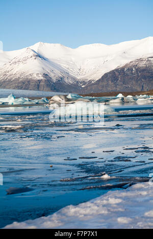 Atemberaubende Landschaft am Gletschersee Jökulsárlón Gletscherlagune, an den Rand des Vatnajökull National Park, Island im Februar Stockfoto