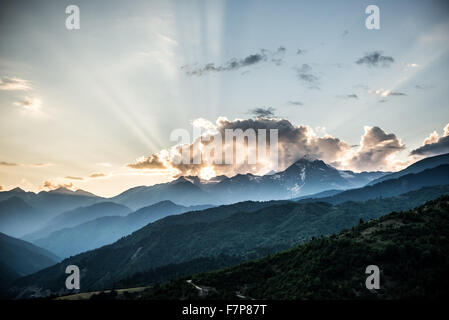 Luftbild von der Straße in der Nähe von Mestia Stadt, Kaukasus-Gebirge in Svanetia Region, Georgien Stockfoto