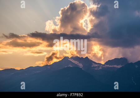 Luftbild von der Straße in der Nähe von Mestia Stadt, Kaukasus-Gebirge in Svanetia Region, Georgien Stockfoto