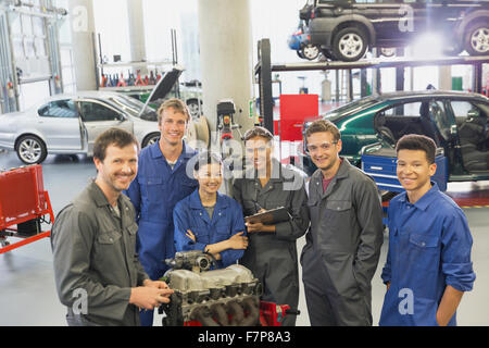 Porträt zuversichtlich Mechanik mit Automotor in Auto-Werkstatt Stockfoto