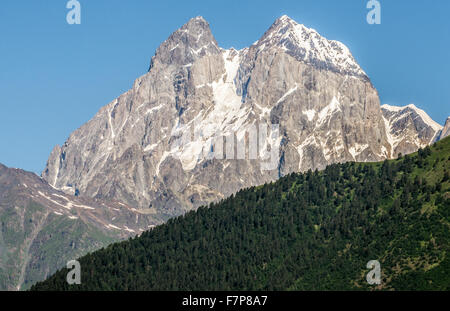 Uschba Berg im Kaukasus von der Straße in der Nähe von Stadt Mestia, Svanetia Region in Georgien gesehen Stockfoto