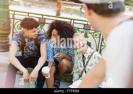 Freunde hängen im park Stockfoto