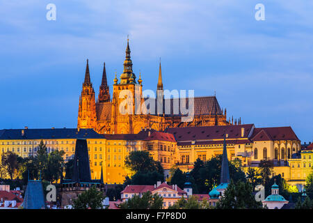 Prag, Tschechische Republik. St. Vitus Cathedral in der Dämmerung. Stockfoto