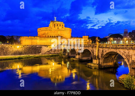 Rom, Italien. Brücke, Castel Sant Angelo und des Flusses Tiber in der Dämmerung. Stockfoto