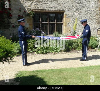 Flagge, die Senkung der Zeremonie von US Air zwingen Soldaten im Sulgrave Manor, England, ancestral Haus von George Washington. 2015 Stockfoto