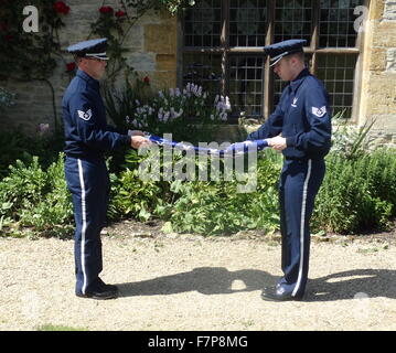 Flagge, die Senkung der Zeremonie von US Air zwingen Soldaten im Sulgrave Manor, England, ancestral Haus von George Washington. 2015 Stockfoto