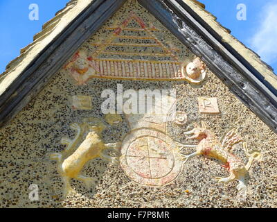 Detail mit Schafen als Symbol der Wolle Handel über dem Eingang Giebel Sulgrave Manor Tudor Englisch, Stammsitz der Familie von George Washington (Ist Präsident der USA). Das Haus wurde erbaut über 1540 – 60. Stockfoto