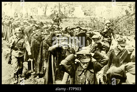 Der Kampf um die Westerplatte. Bewaffnete deutsche Soldaten werden marschieren die restlichen polnischen Soldaten (Kriegsgefangene), nach der Kapitulation der Westerplatte 1939 gezeigt. Stockfoto