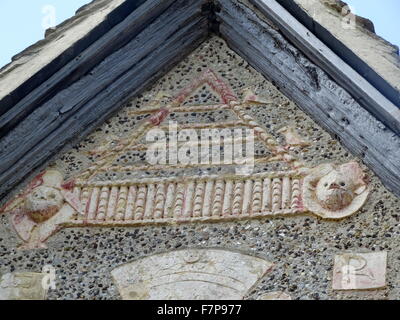 Detail mit Schafen als Symbol der Wolle Handel über dem Eingang Giebel Sulgrave Manor Tudor Englisch, Stammsitz der Familie von George Washington (Ist Präsident der USA). Das Haus wurde erbaut über 1540 – 60. Stockfoto