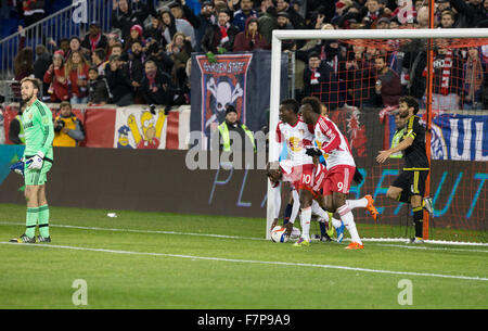 Harrison, NJ USA - 29. November 2015: Red Bulls Spieler feiern Ziel während der MLS Eastern Conference Finalagainst Columbus Crew SC am Red Bulls Arena Stockfoto