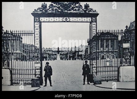 Deutsche Soldaten Wache im Palast von Versailles nach der Besetzung von Paris, Frankreich im Jahre 1940. Stockfoto