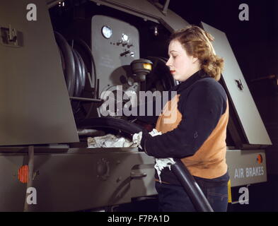 Agnes Cliemka, können Alter von 23 Jahren, verheiratet und Mann in den Dienst jeden Tag, Heil und Company, Milwaukee, Wisconsin gehen. Überprüfung der Benzin Schlauch Benzin-Trailer vor der Luftwaffe übergeben. Stockfoto