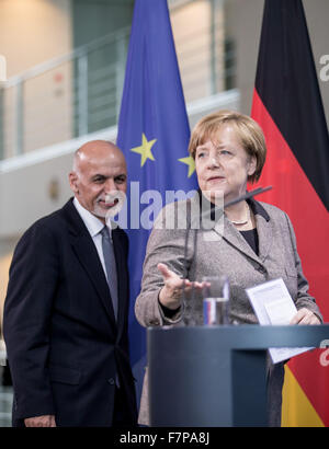 Berlin, Deutschland. 2. Dezember 2015. Bundeskanzlerin Angela Merkel und der afghanische Präsident Ashraf Ghani kommen zu einer Pressekonferenz in Berlin, Deutschland, 2. Dezember 2015. Merkel und Ghani trafen sich zu bilateralen Gesprächen im Bundeskanzleramt. Foto: MICHAEL KAPPELER/Dpa/Alamy Live News Stockfoto