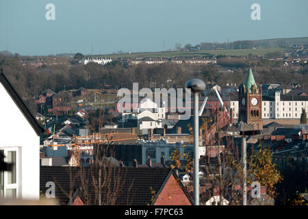 Londonderry, Nordirland, 2. Dezember 2015. Gebäude auf dem Gelände der ehemaligen britischen militärischen Ebrington Barracks in Londonderry ähneln den weißen Helm getragen durch die Stormtrooper in den Star Wars Filmen. Bildnachweis: George Sweeney / Alamy Live News Stockfoto