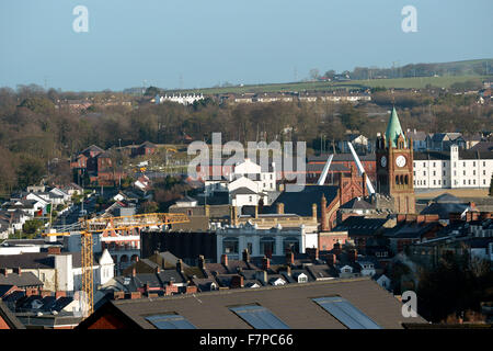 Londonderry, Nordirland, 2. Dezember 2015. Gebäude auf dem Gelände der ehemaligen britischen militärischen Ebrington Barracks in Londonderry ähneln den weißen Helm getragen durch die Stormtrooper in den Star Wars Filmen. Bildnachweis: George Sweeney / Alamy Live News Stockfoto