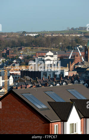 Londonderry, Nordirland, 2. Dezember 2015. Gebäude auf dem Gelände der ehemaligen britischen militärischen Ebrington Barracks in Londonderry ähneln den weißen Helm getragen durch die Stormtrooper in den Star Wars Filmen. Bildnachweis: George Sweeney / Alamy Live News Stockfoto