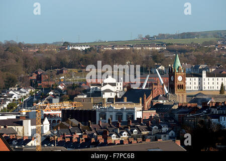 Londonderry, Nordirland, 2. Dezember 2015. Gebäude auf dem Gelände der ehemaligen britischen militärischen Ebrington Barracks in Londonderry ähneln den weißen Helm getragen durch die Stormtrooper in den Star Wars Filmen. Bildnachweis: George Sweeney / Alamy Live News Stockfoto